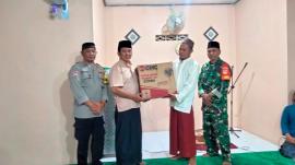 Dalam Acara Safari Tarawih, Takmir Masjid Al Amin Terima Cenderamata dari Kapanewon dan Lurah Tepus